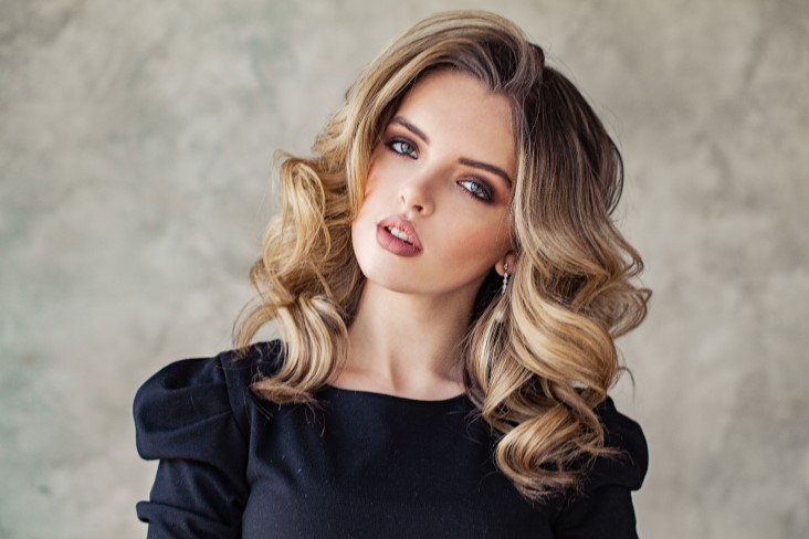  using balayage hair styling technique