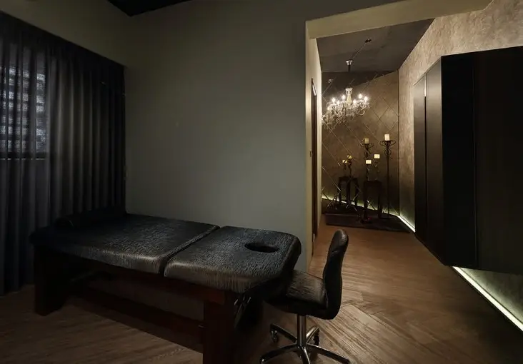 beauty-school-taught-me-massage-table