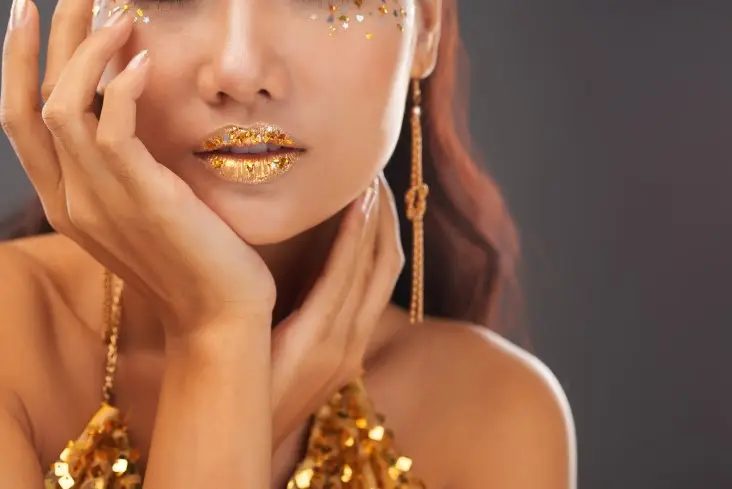 Glittery lipstick everyday makeup look 