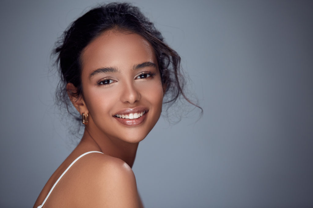 beautiful woman with no makeup makeup look
