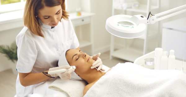 How To Decide Between Part-Time and Full-Time Esthetics School