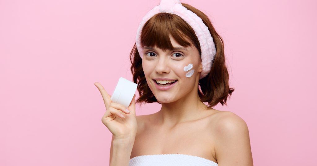 girl putting on facial cream featured