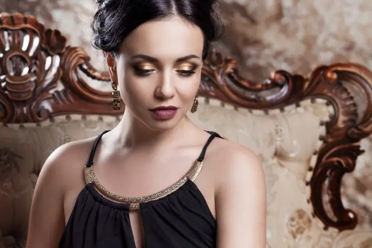 trendy golden eye shadow techniques